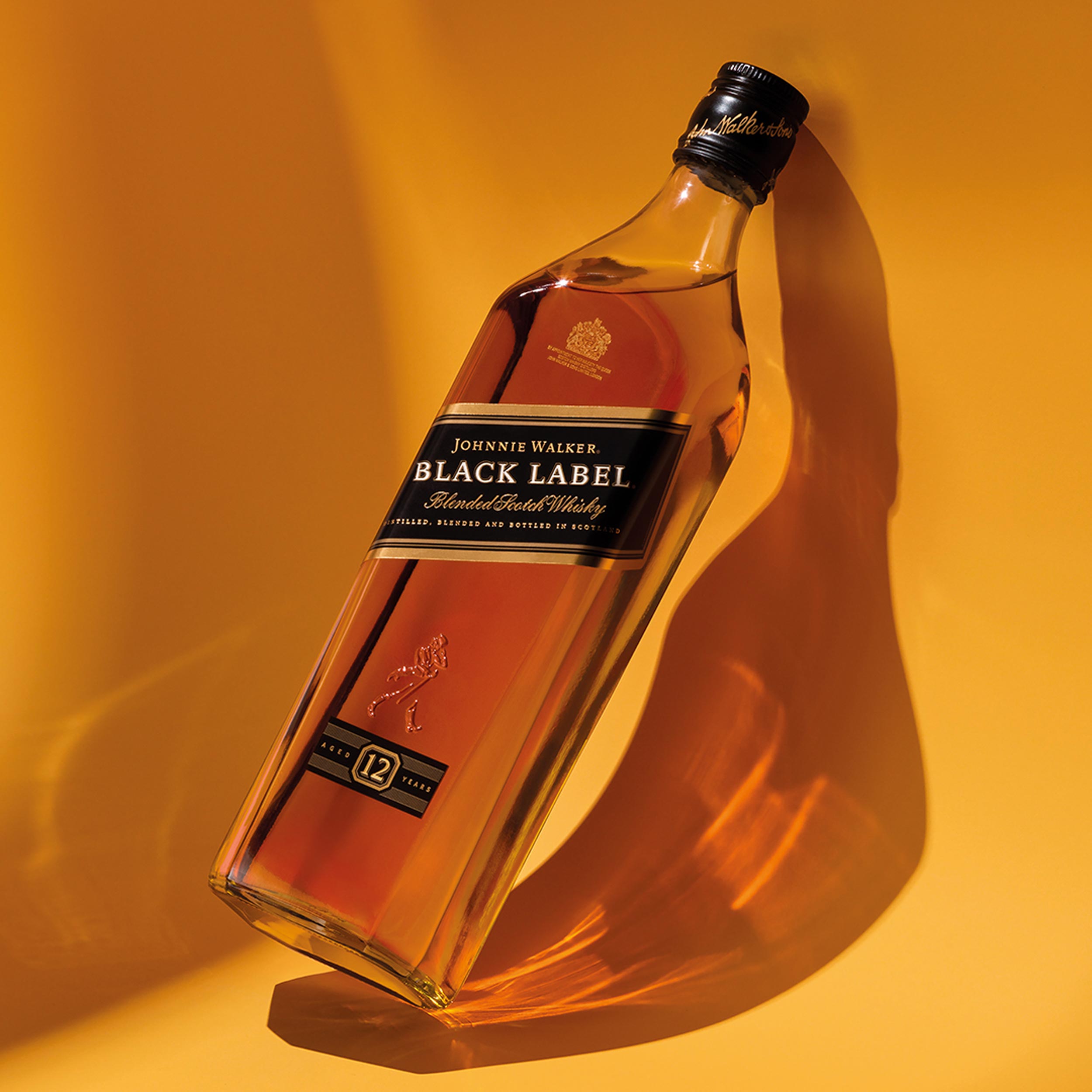 johnniewalker blacklabel giftset lifestyle 03 johnniewalker blacklabel giftset lifestyle 03