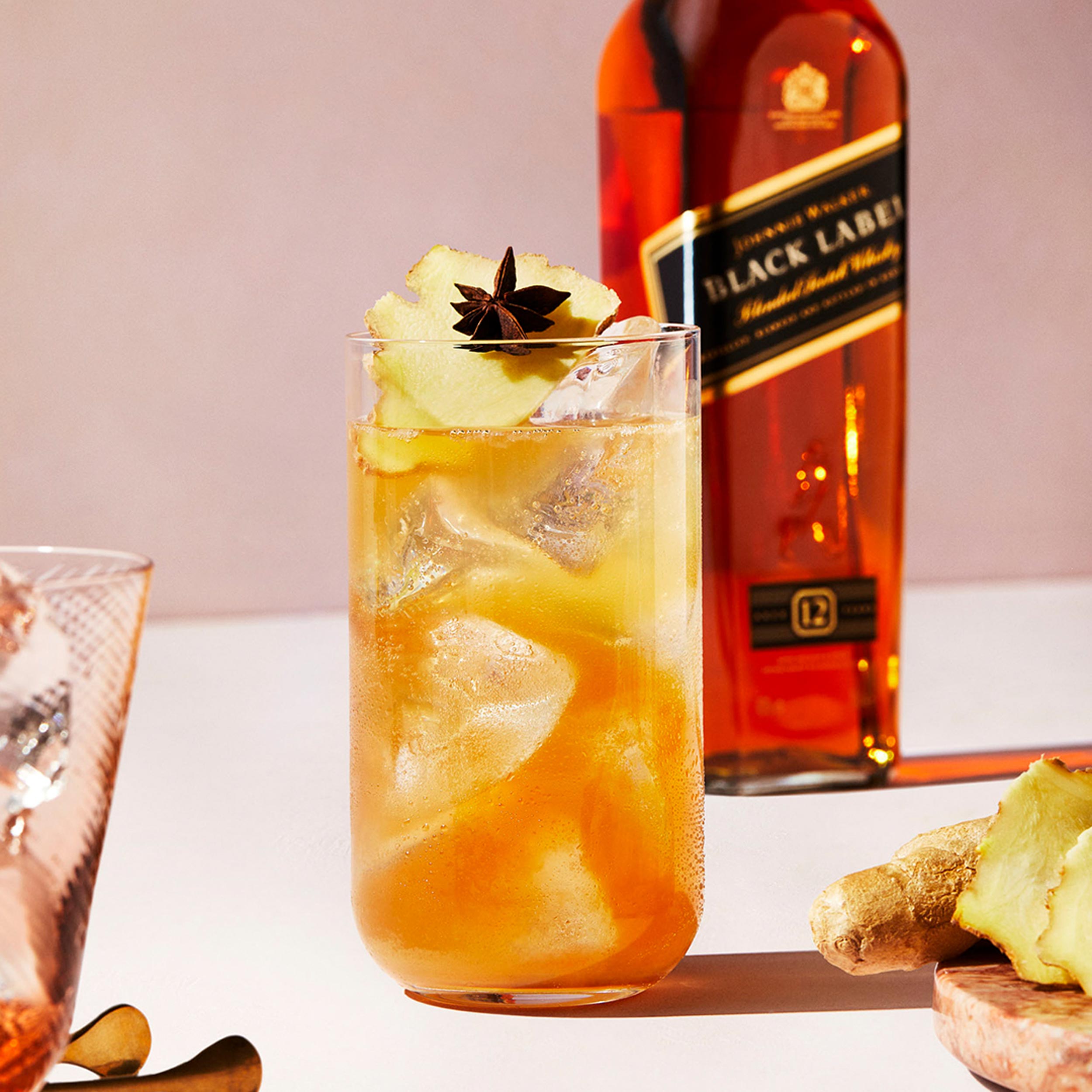 johnniewalker blacklabel giftset lifestyle 06 johnniewalker blacklabel giftset lifestyle 06