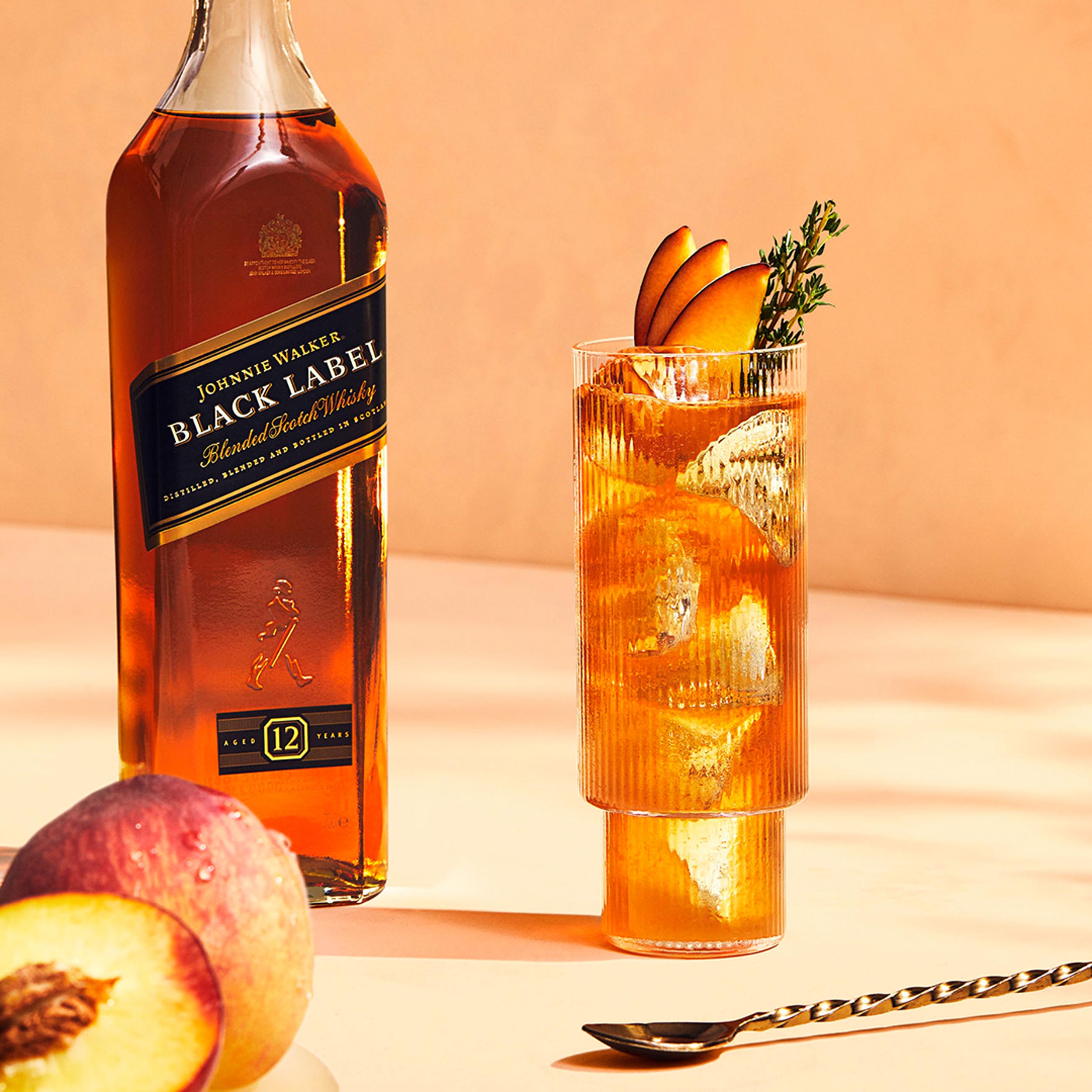 johnniewalker blacklabel giftset lifestyle 07 johnniewalker blacklabel giftset lifestyle 07